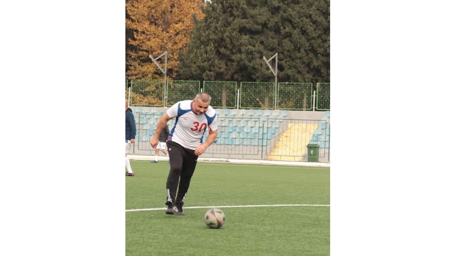 Azərbaycan futbolunun əfsanələri yaşıl meydanda: Qurban Qurbanov qol vurdu - Foto
