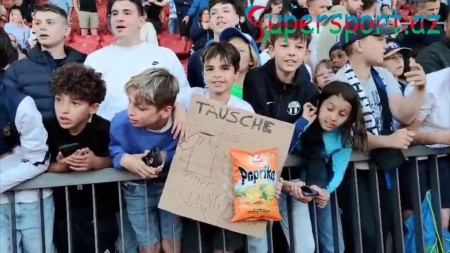 Uşaq futbolçudan forma istədi, cipsi təklif etdi - Video