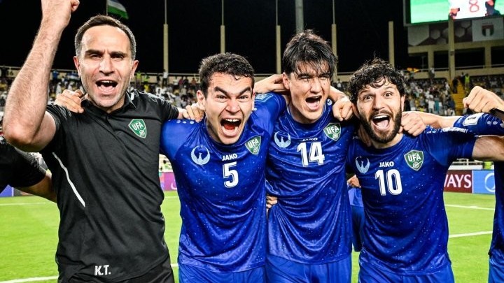 Özbək futbolçular baş məşqçinin başına su tökdülər - Video