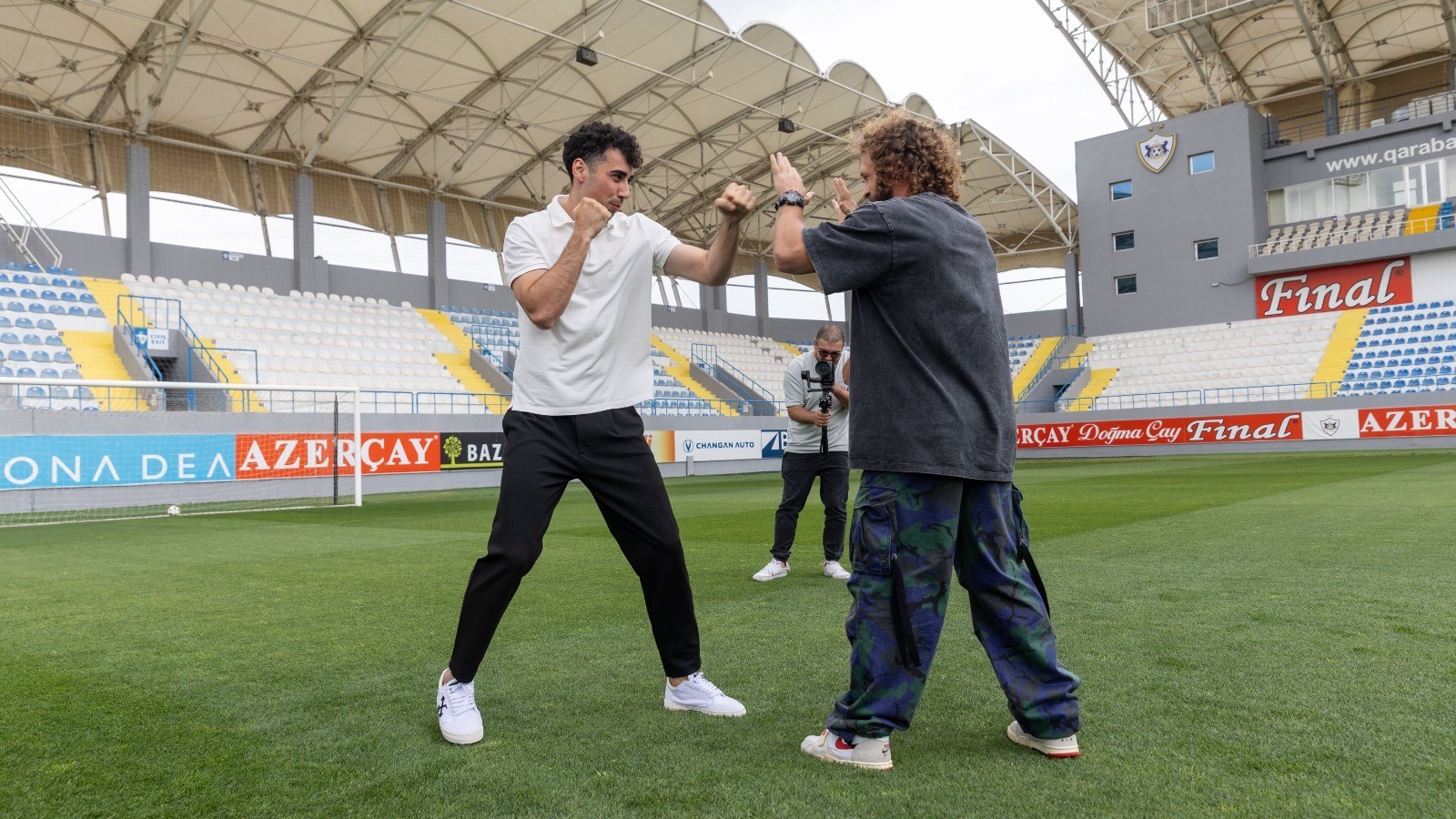 Foto: "Qarabağ"ın futbolçusu məşhur idmançıya yumruq göstərdi