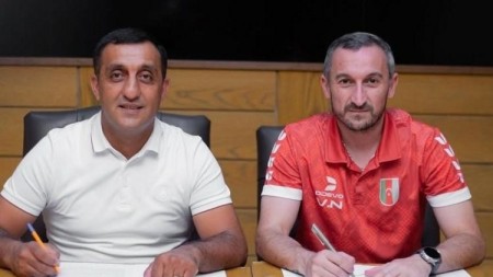 Vüqar Nadirovla yeni müqavilə imzalandı