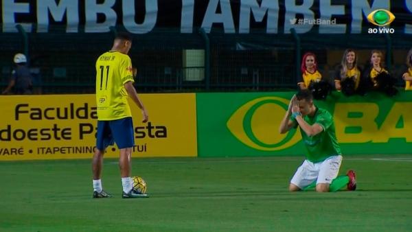 Rəqibi diz çöküb, Neymara yalvardı – Video