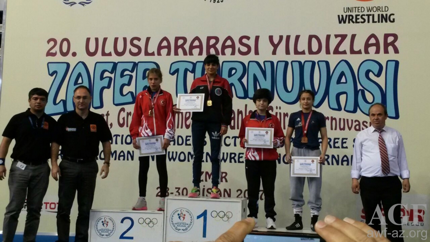 Yeniyetmə qızlar İzmirdən 5 medalla qayıdır