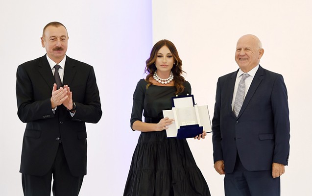 Prezident İlham Əliyevə qızıl medal verildi - Foto