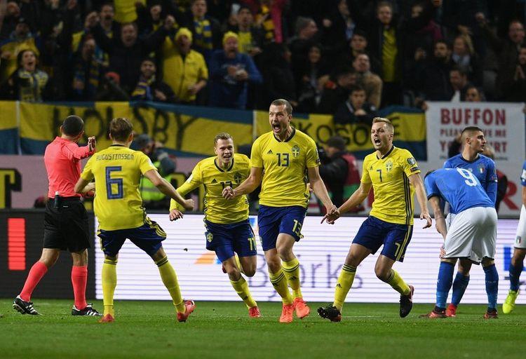 İsveçli futbolçulardan canlı yayıma “basqın” - Video