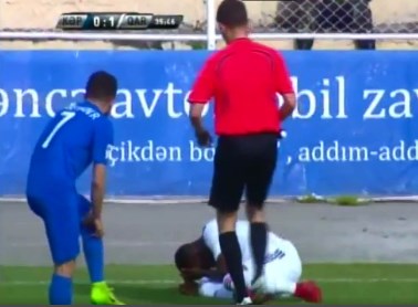 "Qarabağ"ın futbolçusu Gəncədə daşla vuruldu - Foto-Video