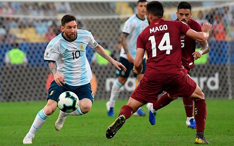 Lionel Messi: "Meydançalar bərbaddır - top dovşan kimi hərəkət edir"