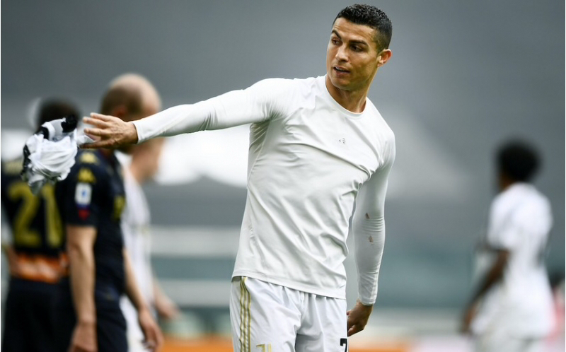 Ronaldo formanı yerə atdı - Foto