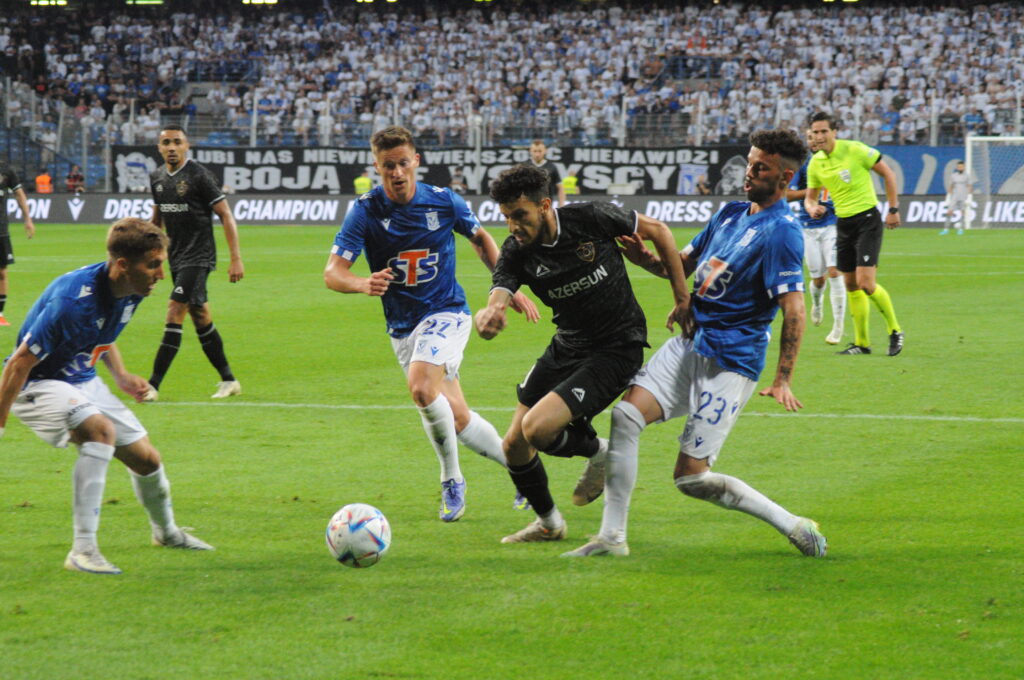 "Qarabağ" 5 qolla növbəti mərhələyə keçdi