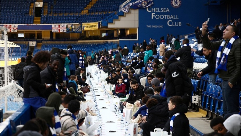 "Çelsi"nin stadionunda iftar süfrəsi