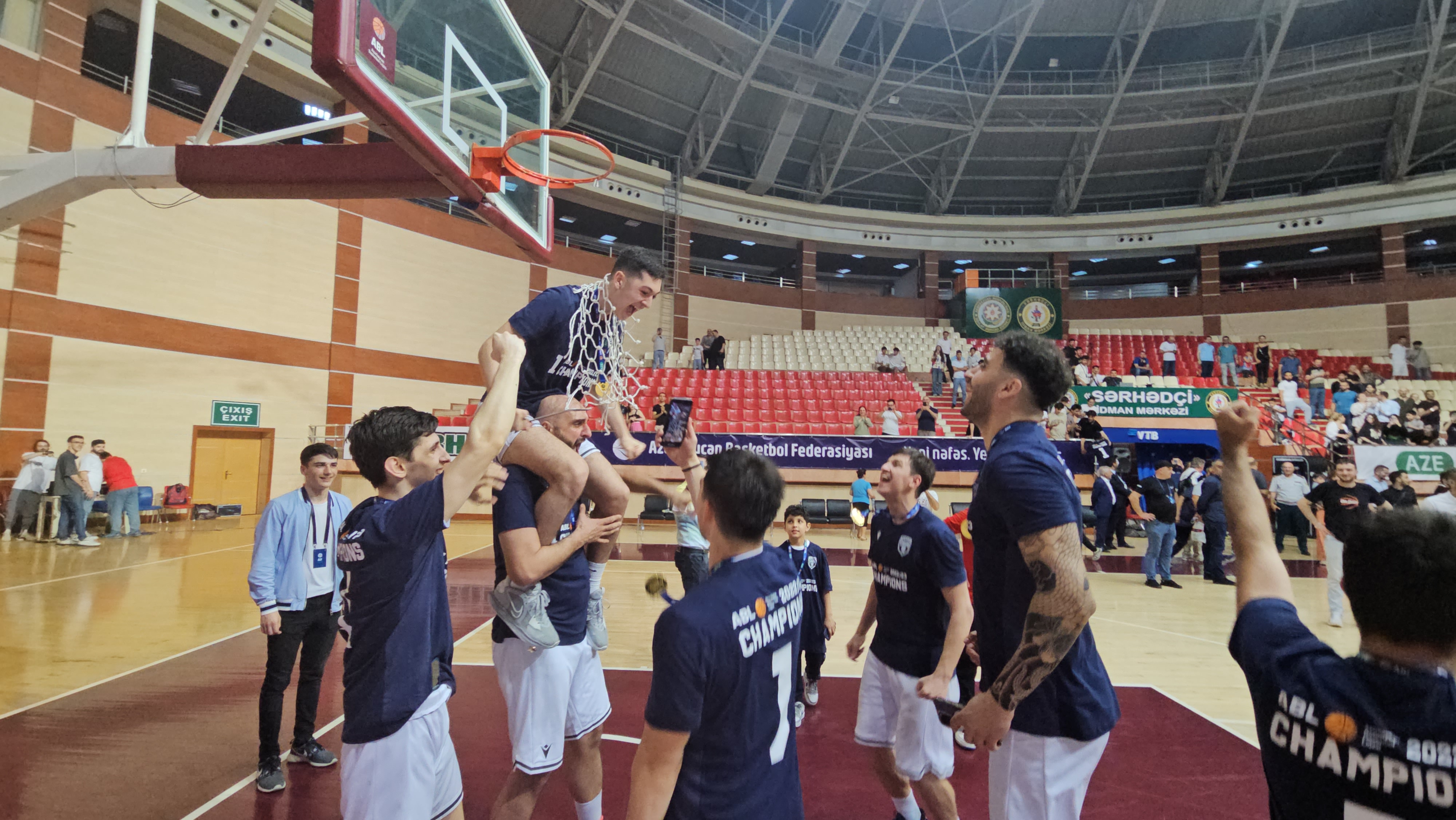 "Sabah"ın çempion oyunçusu toru boynuna saldı - Video