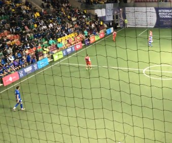 Bakıda millimizin futbolçusu oyunda kuryoz hadisəylə üzləşdi - Video
