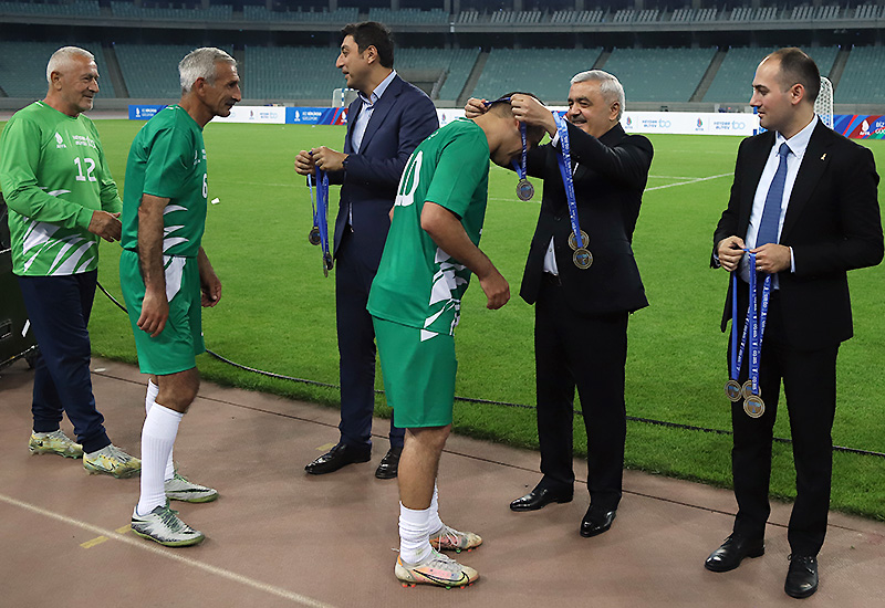 Fərid Qayıbovla Rövnəq Abdullayev futbolçuları mükafatlandırdı - Video