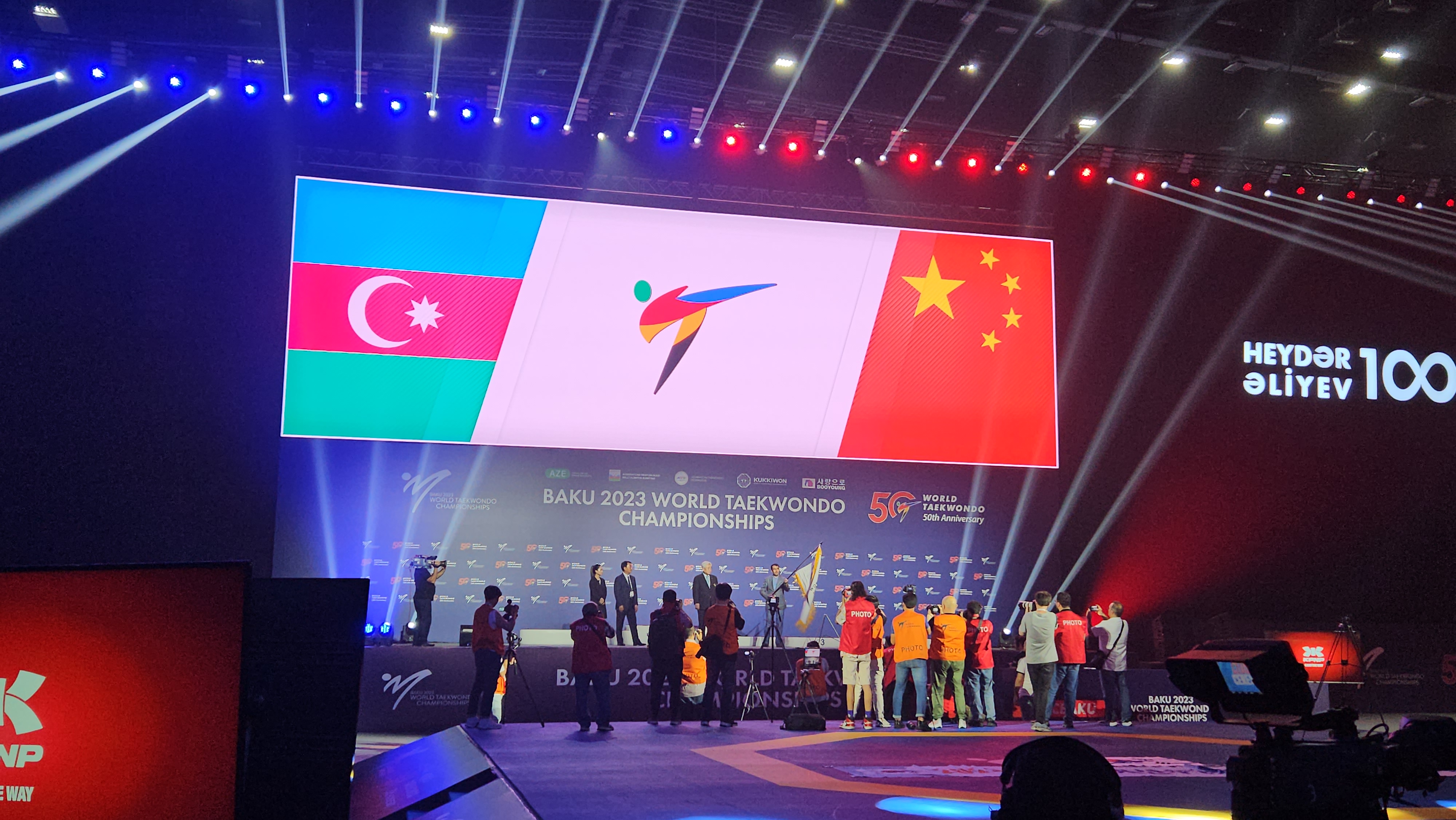 Azərbaycan bayrağı Çinə verdi - Video